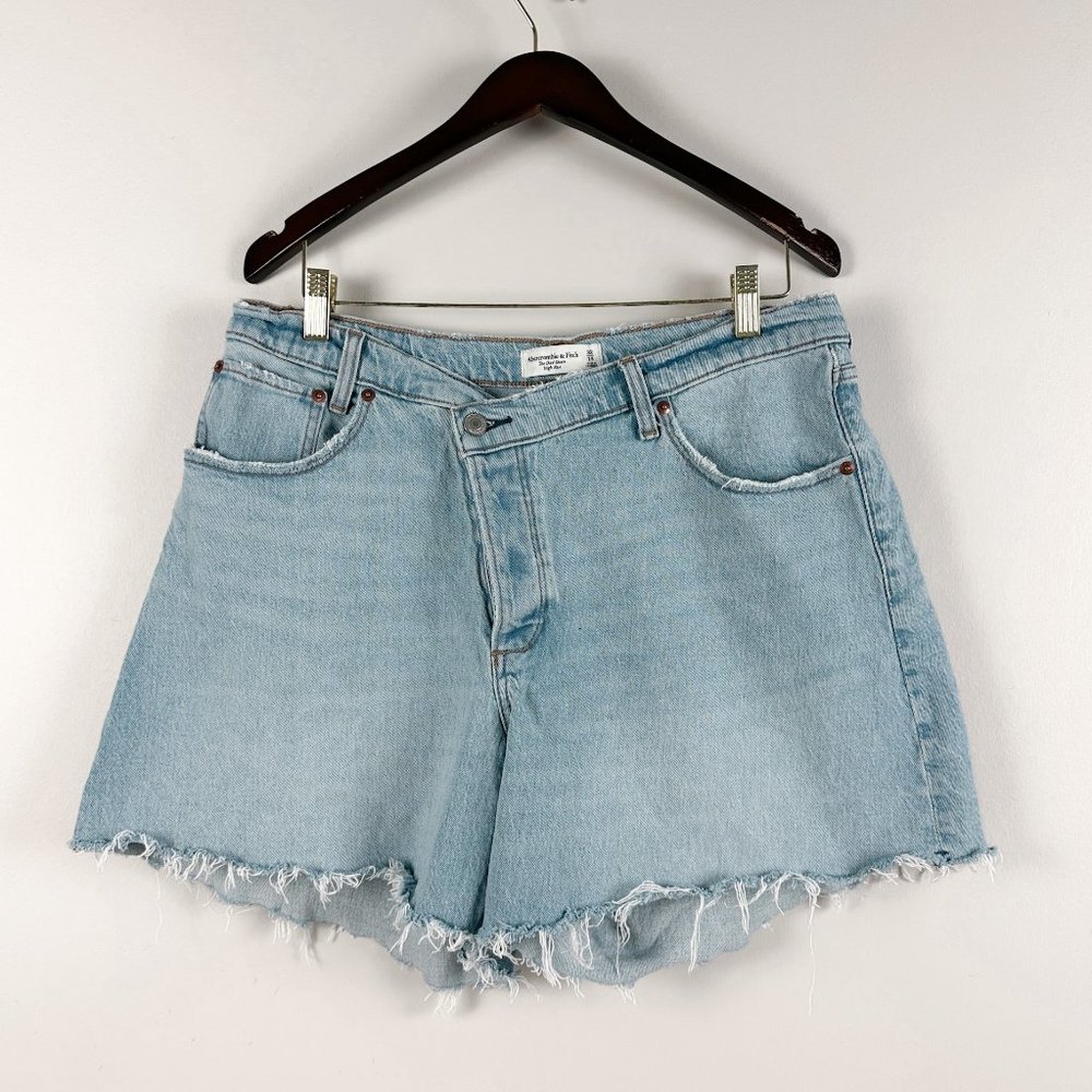 Abercrombie The Dad Short High Rise Curve Love Light Wash Asymmetrical 32/14
